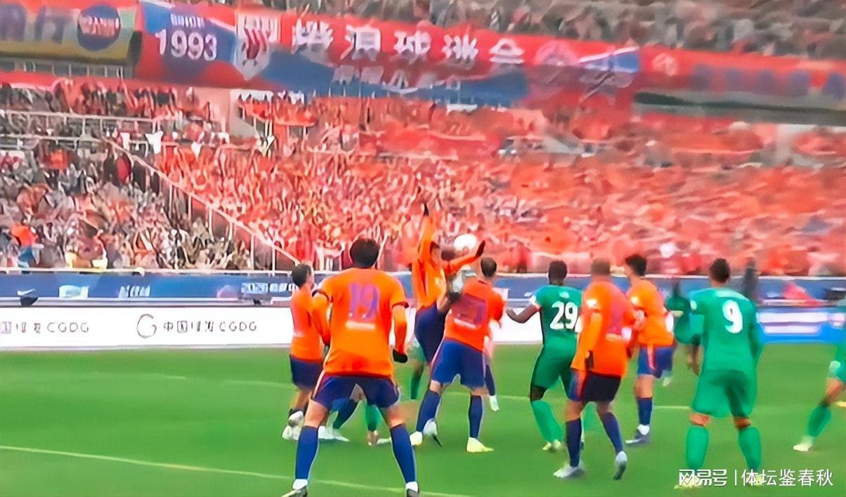 记者：费内巴切仍在和曼城谈阿克转会费，预计700万+150万镑