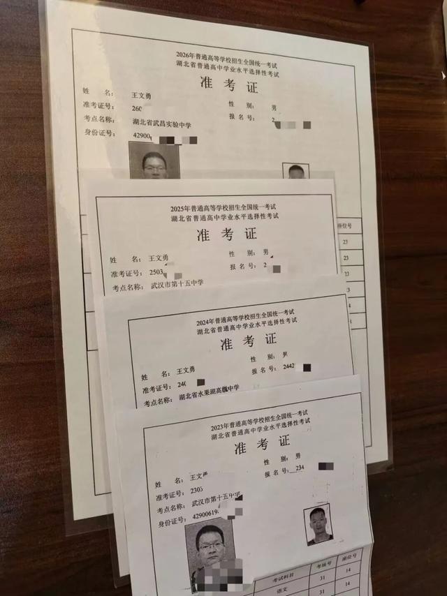 饿了?拉门斯被拍到在比利时替补席啃苹果