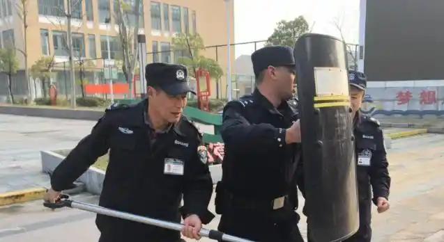 卡塔尔足协主席会见因凡蒂诺,并向后者赠送卡塔尔球衣