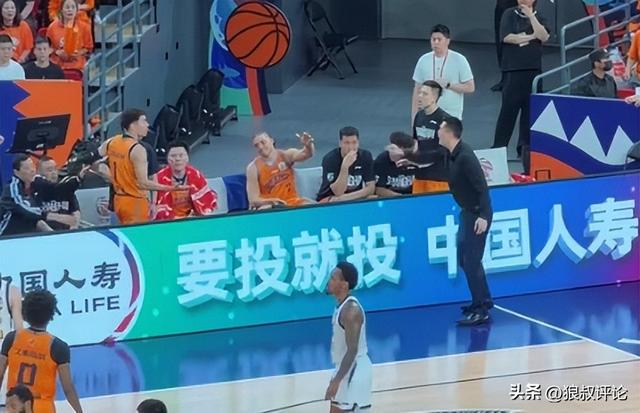 爱游戏体育NBA总决G5邀米奇·盖顿赛前唱国歌