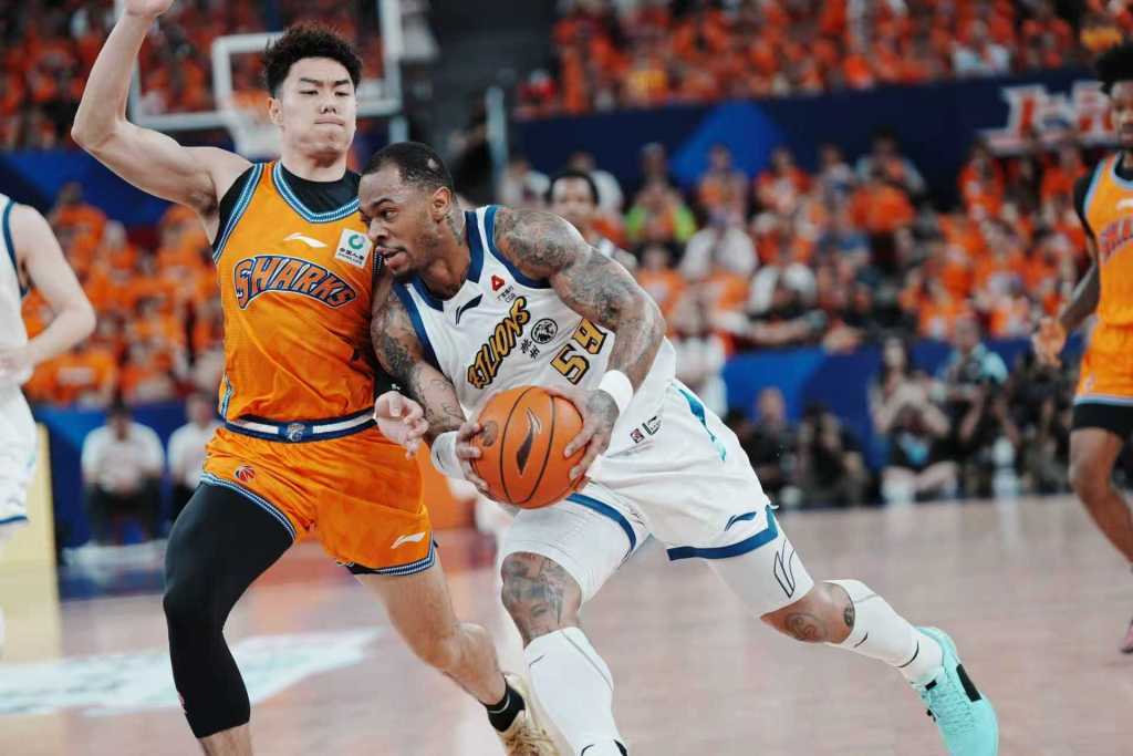 爱游戏体育-出大事了!NBA超级巨哈登在休斯顿被捕,或影响其职业生涯