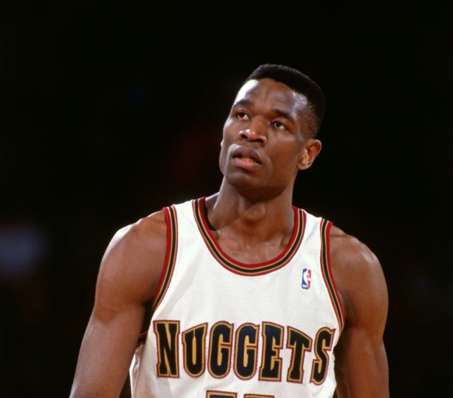 爱游戏体育NBA头牌詹姆斯的"被低估"困局:5.8亿赚了23赛季,他还在被压价?