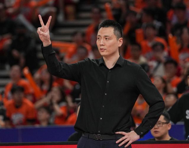 马刺主帅谈福克斯被批评:我不看社媒也不在乎,对他有100%信心