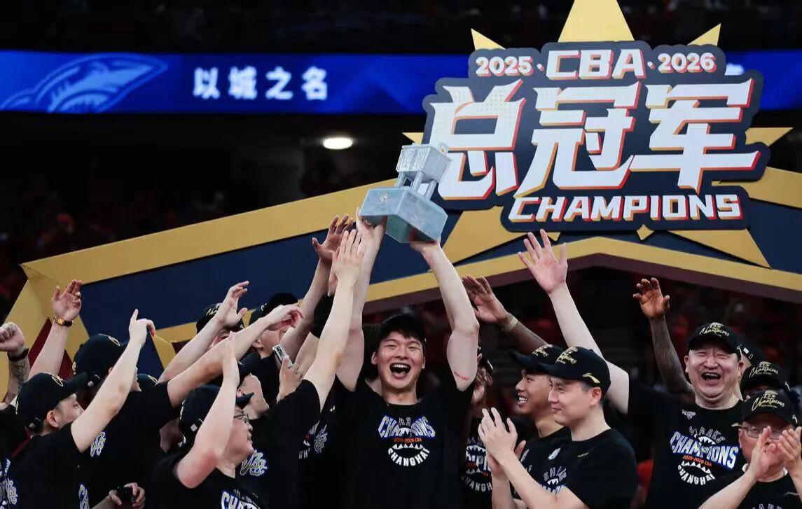 爱游戏体育-尼克斯冠军启示录:为何这支队伍是NBA史上最"异常"的冠军拼图?