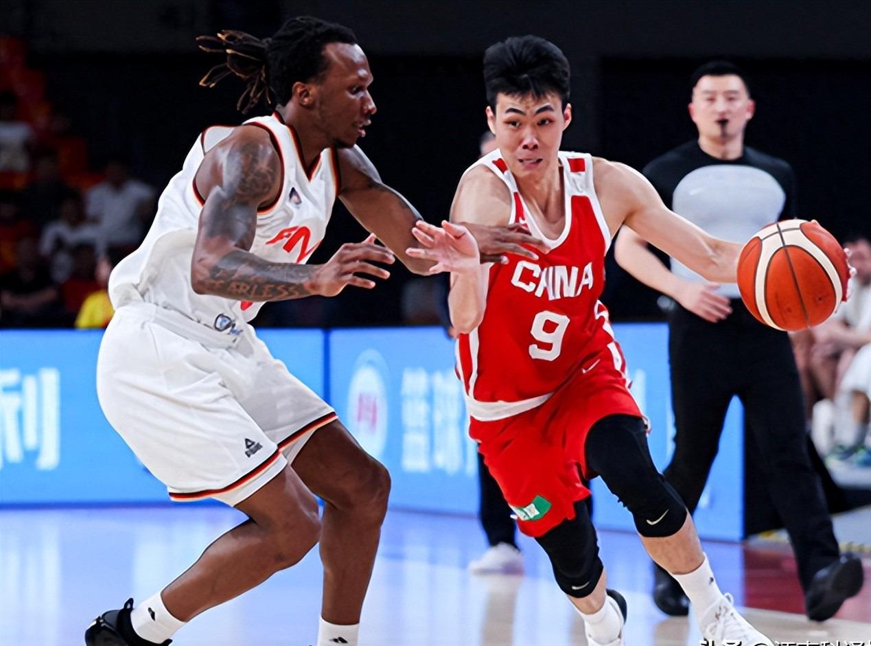 尼克斯球星的双胞胎接管发布会,萌娃抢尽风头