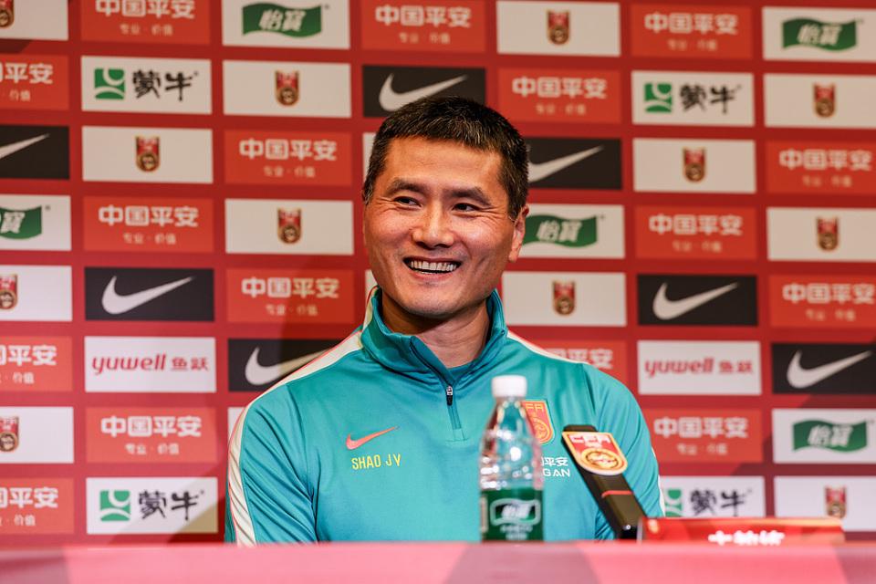 尼克斯队时隔53年NBA再夺冠，中锋罗宾逊晒比赛前酒店抓蛇视频