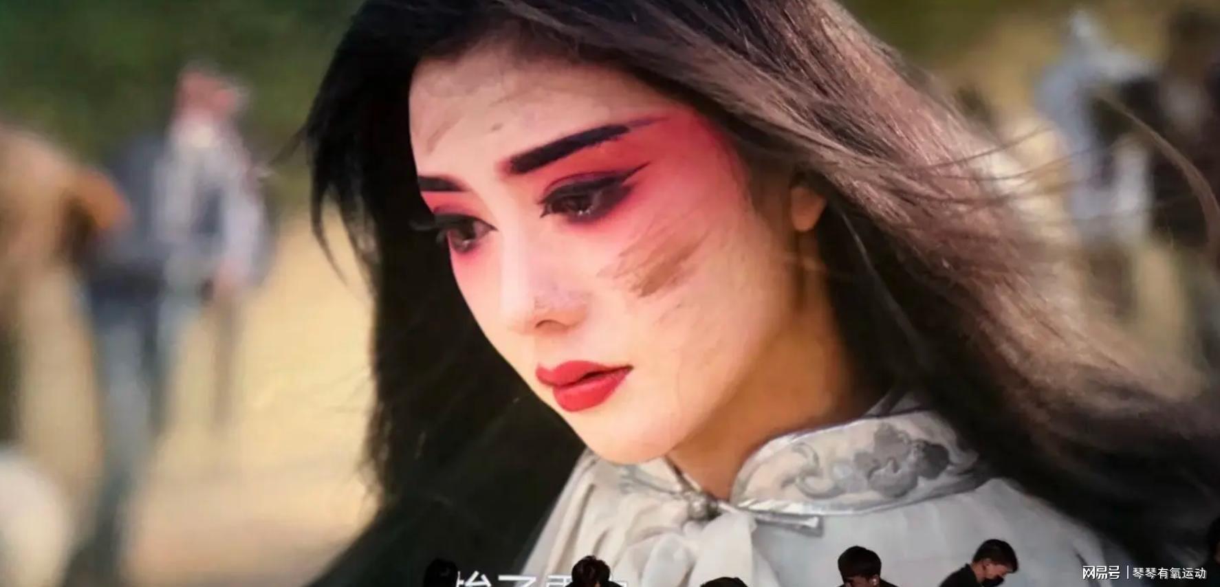 爱游戏体育贝尔萨定妆照看向地面引争议,博主:因为他觉得自己不是模特