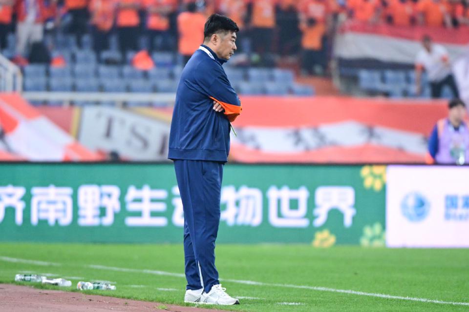 饿了?拉门斯被拍到在比利时替补席啃苹果